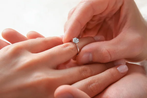 Mann Legt Verlobungsring Vor Weißem Hintergrund Den Finger Der Frau — Stockfoto