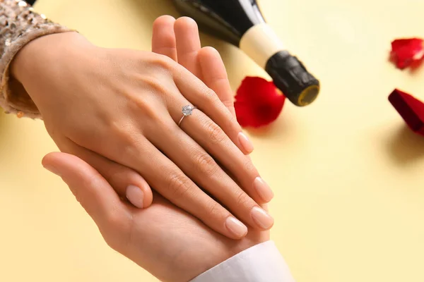 Verlobtes Paar Händchen Haltend Auf Beigem Hintergrund Nahaufnahme — Stockfoto