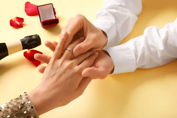 Mann Legt Verlobungsring Auf Den Finger Der Frau Vor Beigem — Stockfoto