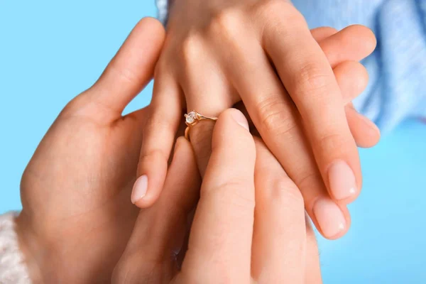 Άντρας Που Βάζει Δαχτυλίδι Αρραβώνων Στο Δάχτυλο Της Γυναίκας Μπλε — Φωτογραφία Αρχείου