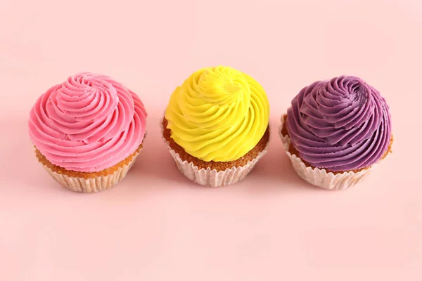 Leckere Bunte Cupcakes Auf Rosa Hintergrund — Stockfoto