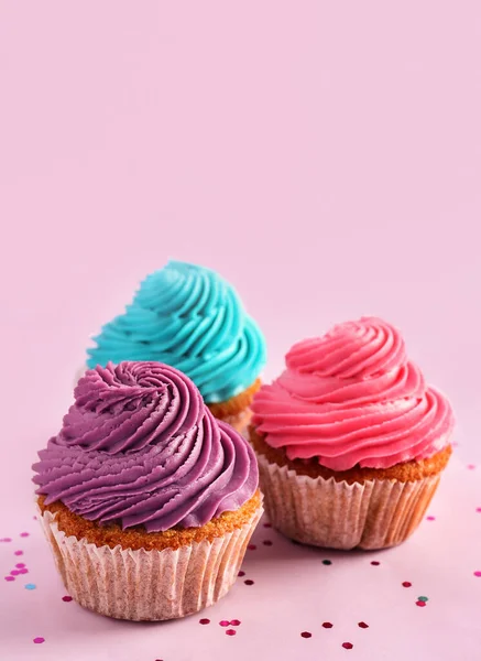 Leckere Bunte Cupcakes Auf Lila Hintergrund — Stockfoto