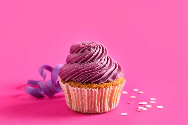 Leckere Cupcake Mit Konfetti Auf Rosa Hintergrund — Stockfoto
