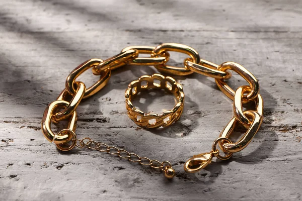 Prachtige Ring Armband Grijze Houten Achtergrond — Stockfoto