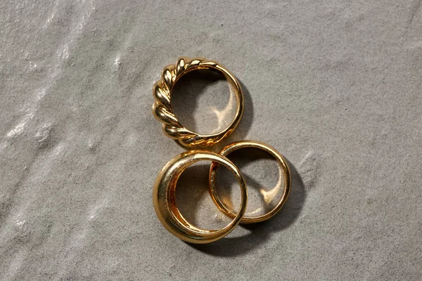 Gyönyörű Gyűrűk Szürke Háttér — Stock Fotó