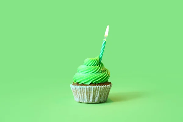 緑の背景に誕生日キャンドルとおいしいカップケーキ — ストック写真