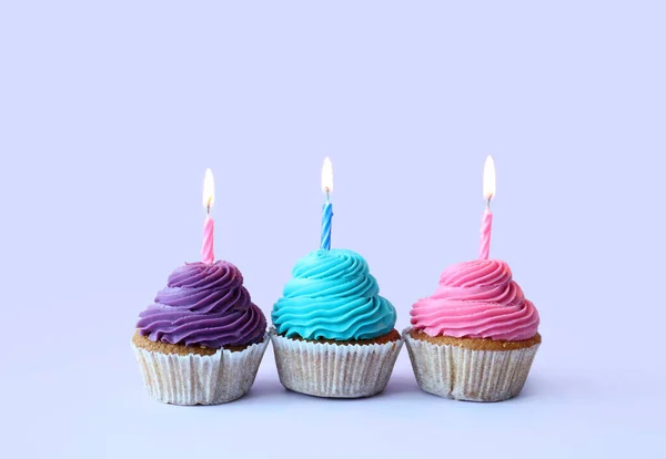 Lekkere Cupcakes Met Verjaardagskaarsen Blauwe Achtergrond — Stockfoto