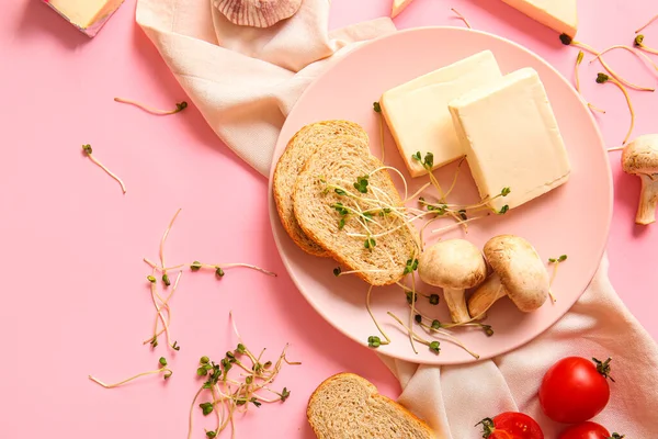 Bord Met Verwerkte Kaas Brood Groenten Roze Achtergrond — Stockfoto