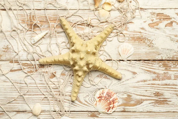 美丽的海星 有贝壳和轻质木制背景的网 — 图库照片