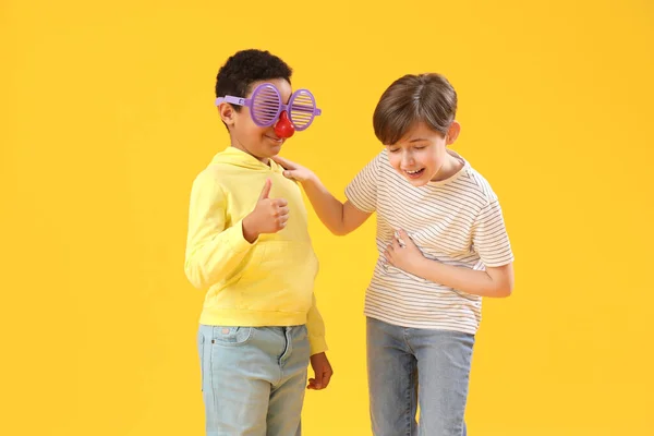 Μικρά Αγόρια Αστεία Μεταμφίεση Κίτρινο Φόντο Γιορτή Της Ημέρας Των — Φωτογραφία Αρχείου