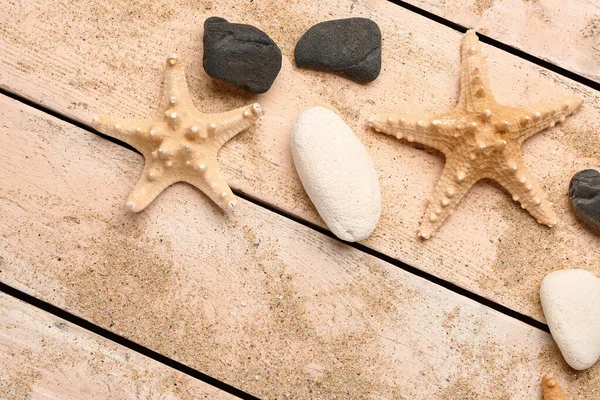 砂とヒトデと貝のベージュの木の背景 — ストック写真