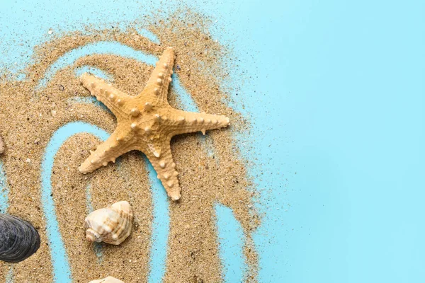 蓝底带海星和贝壳的沙子 — 图库照片