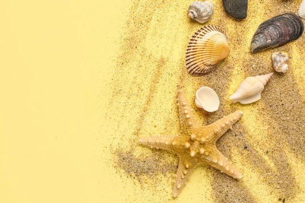 浅黄色背景下的海星和贝壳沙地 — 图库照片