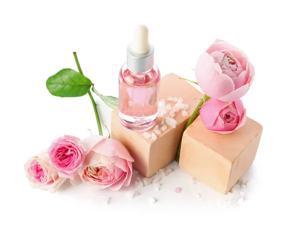 Fles Cosmetische Olie Met Roos Extract Bloemen Witte Achtergrond — Stockfoto