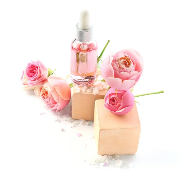 Μπουκάλι Καλλυντικό Λάδι Εκχύλισμα Τριαντάφυλλου Και Λουλούδια Λευκό Φόντο — Φωτογραφία Αρχείου