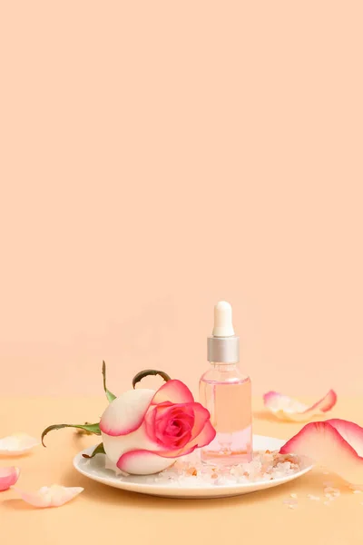 Flasche Kosmetiköl Mit Rosenextrakt Und Blüte Auf Beigem Tisch — Stockfoto