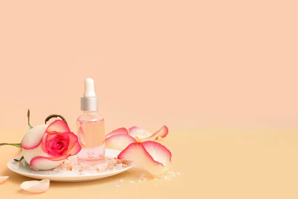 Lahvička Kosmetického Oleje Výtažkem Růže Květinou Béžovém Stole — Stock fotografie