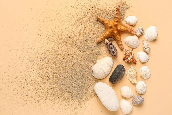Sand Med Sjöstjärnor Och Snäckskal Blekt Orange Bakgrund — Stockfoto