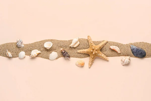 Песок Ракушками Морскими Звездами Бледно Розовом Фоне — стоковое фото