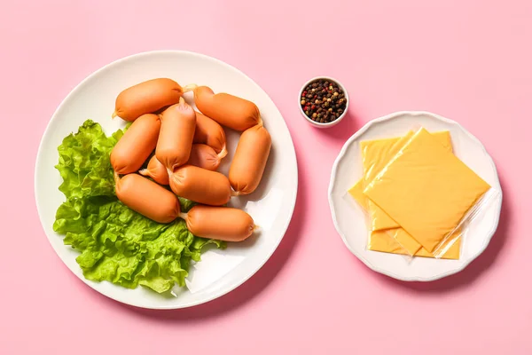 粉红背景的生菜和奶酪烤香肠盘 — 图库照片