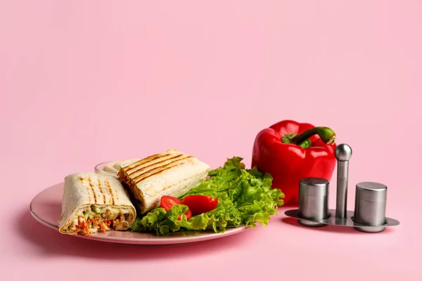 Piatto Con Gustoso Shawarma Lattuga Sfondo Rosa — Foto Stock