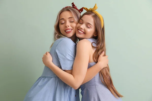 Young Sisters Hugging Green Background — Stock Photo, Image