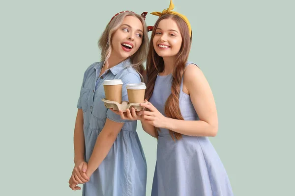 Młode Siostry Filiżankami Kawy Zielonym Tle — Zdjęcie stockowe