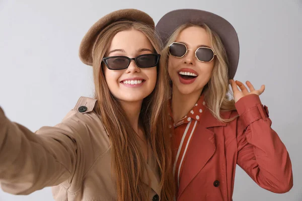 Jeunes Sœurs Prenant Selfie Sur Fond Clair Gros Plan — Photo