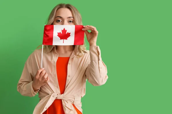 有加拿大绿色背景国旗的年轻妇女 — 图库照片