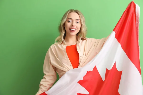 Yeşil Arka Planda Kanada Bayrağı Olan Genç Bir Kadın — Stok fotoğraf