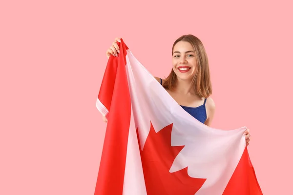 Młoda Kobieta Flagą Kanady Różowym Tle — Zdjęcie stockowe