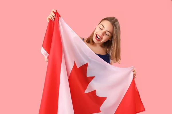 Jonge Vrouw Met Vlag Van Canada Roze Achtergrond — Stockfoto