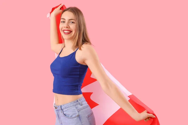 Jonge Vrouw Met Vlag Van Canada Roze Achtergrond — Stockfoto