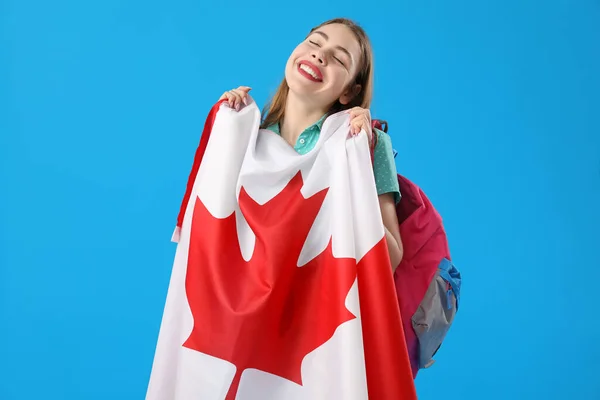 Młoda Kobieta Flagą Kanady Niebieskim Tle — Zdjęcie stockowe