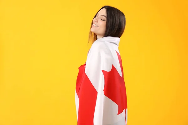 Sarı Arka Planda Kanada Bayrağı Olan Genç Bir Kadın — Stok fotoğraf