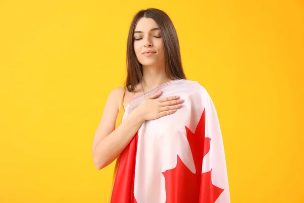 黄底加拿大国旗的年轻女子 — 图库照片