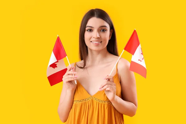 Молода Жінка Прапорами Канади Жовтому Тлі — стокове фото