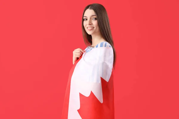 Mladá Žena Vlajkou Kanady Červeném Pozadí — Stock fotografie