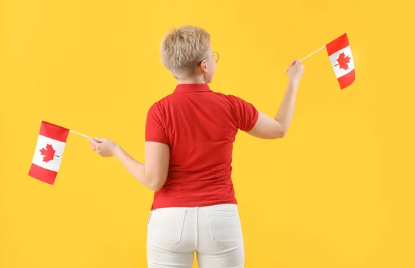 Junge Frau Mit Kanadischen Flaggen Auf Gelbem Hintergrund Rückseite — Stockfoto