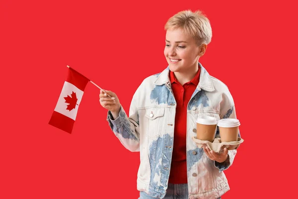 Mujer Joven Con Bandera Canadá Tazas Café Sobre Fondo Rojo — Foto de Stock