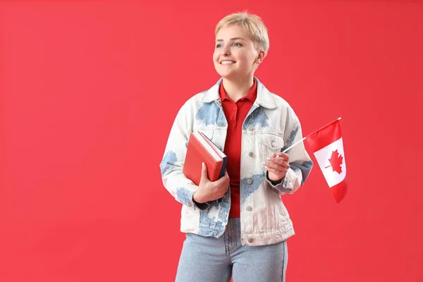 Mujer Joven Con Bandera Canadá Libros Sobre Fondo Rojo — Foto de Stock