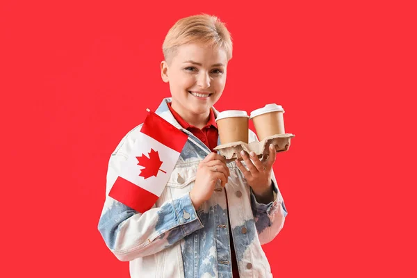 Mujer Joven Con Bandera Canadá Tazas Café Sobre Fondo Rojo — Foto de Stock