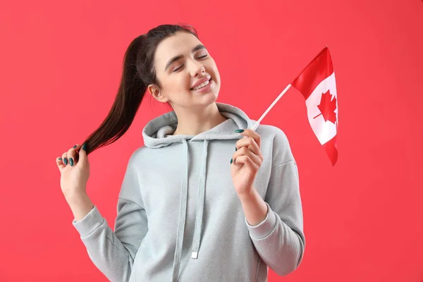 红底挂满加拿大国旗的年轻妇女 — 图库照片