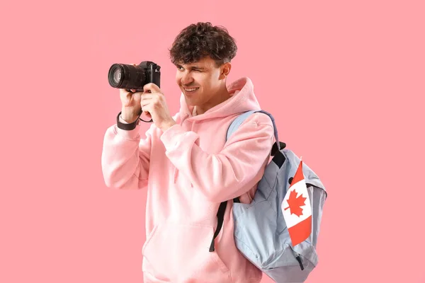 Jovem Com Câmera Fotográfica Mochila Bandeira Canadá Fundo Rosa — Fotografia de Stock