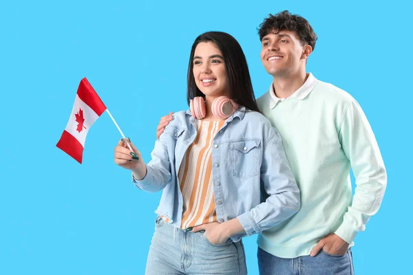 Fiatal Pár Zászló Kanada Kék Háttér — Stock Fotó