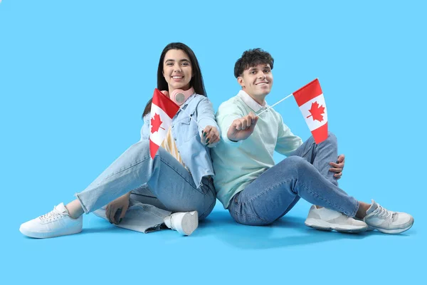 Young Couple Flags Canada Blue Background — Stock Photo, Image