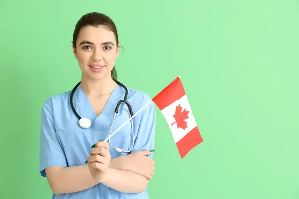 Médica Feminina Com Bandeira Canadá Fundo Verde — Fotografia de Stock