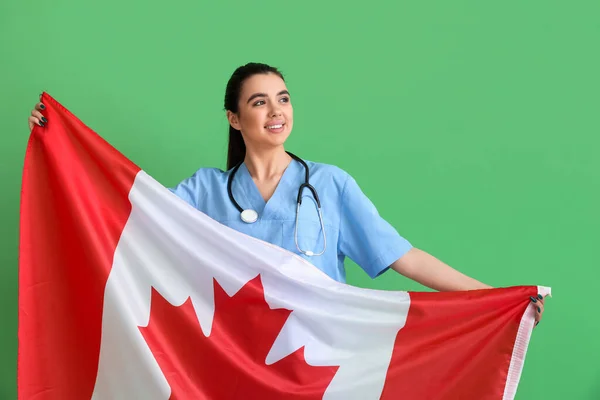 Doctora Con Bandera Canadá Sobre Fondo Verde — Foto de Stock