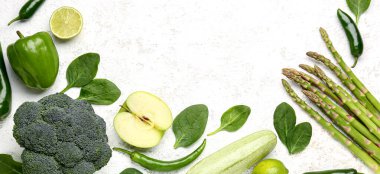 Farklı taze sebzeler ve hafif arka planda meyveler içeren kompozisyon ve metin için boşluk