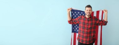 Açık mavi arkaplanda ABD bayraklı yakışıklı adam metin için boşluk